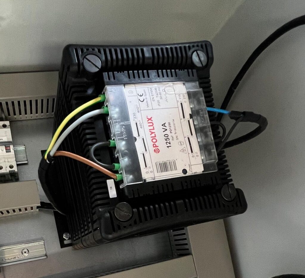 Cuadro de obra electrico que incluye un transformador de tensión